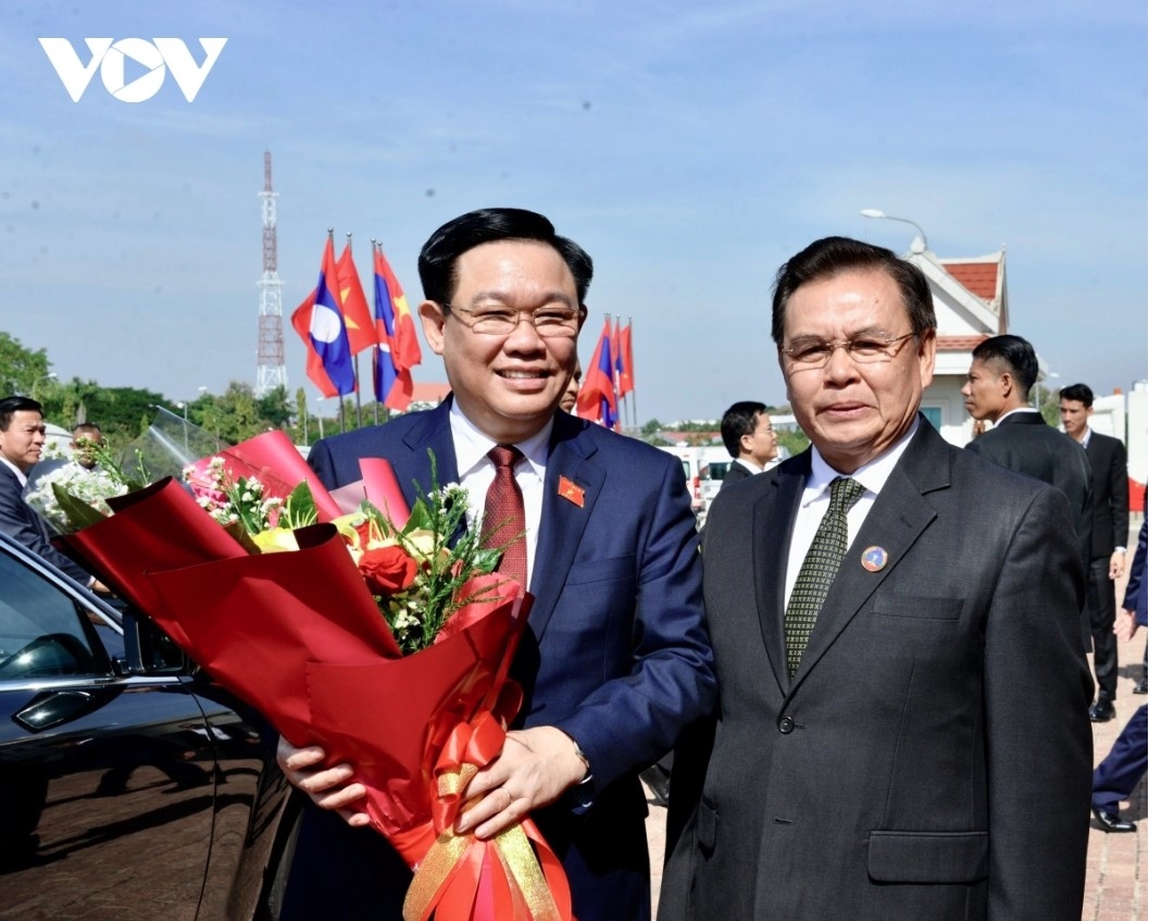 Lao NA Chairman Saysomphone Phomvihane (R) welcomes his Vietnamese counterpart Vuong Dinh Hue 