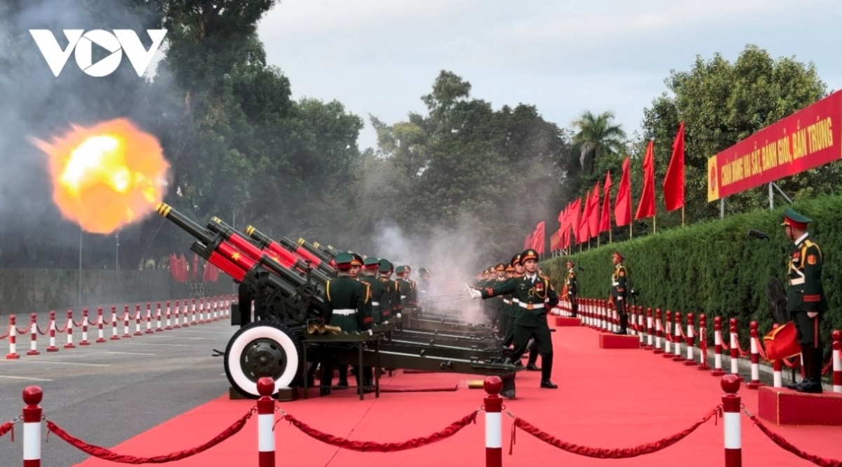 A 21-gun firing ceremony welcomes General Secretary, President Xi Jinping and his wife and high-ranking Chinese delegation.