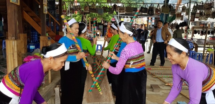 Thai women in Na Phon commune, Mai Chau district, Hoa Binh province dance keng long.