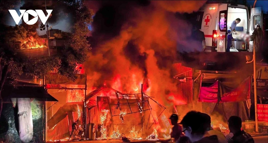 A woman and her two children died and her husband was severely burned after an explosion at a one-story house in Hanoi's Thanh Tri district at 5:40 p.m. on October 26. Hanoi police said that preliminary investigations indicate that the husband was using a press machine to flatten scraps when he accidentally pressed a can of hairspray. The aerosol could have exploded and then spread the fire to a gas tank nearby, creating the larger fatal explosion.