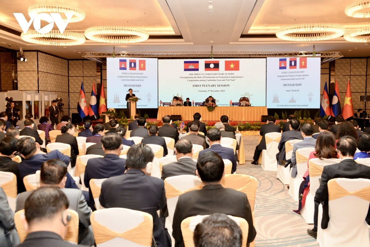 An overview of the first plenary session of the first CLV parliamentary summit in Vientiane on December 5