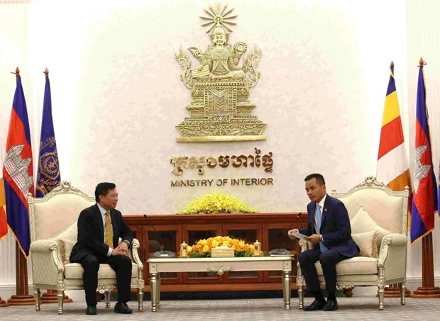 Cambodian Deputy Prime Minister and Minister of Interior Sar Sokha (R) and Vietnamese Ambassador to Cambodia Nguyen Huy Tang (Photo: VNA) 