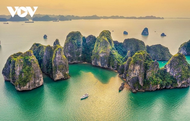 Ha Long Bay has been praised by a number of prestigious foreign magazines and websites