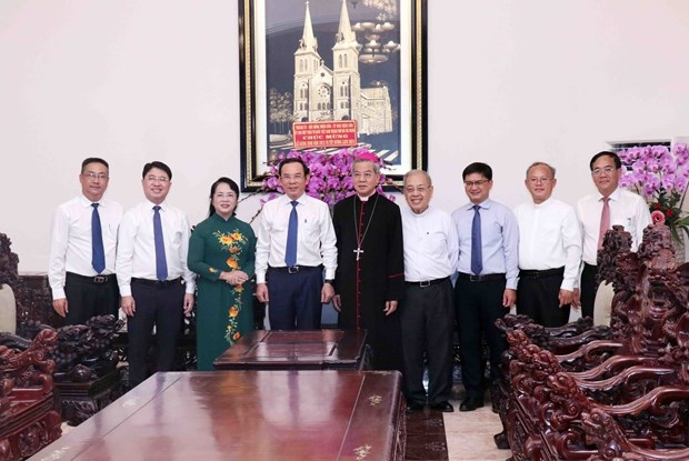 Secretary of the Ho Chi Minh City Party Committee Nguyen Van Nen visits and extends Christmas greetings to Nguyen Nang, Archbishop of the city’s Archdiocese and President of the Catholic Bishops’ Conference of Vietnam.