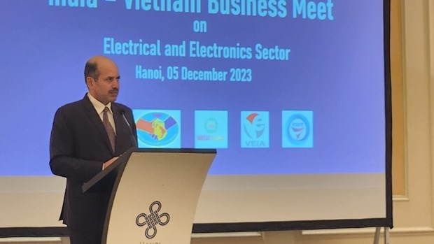 Indian Ambassador to Vietnam Sandeep Arya speaks at the meeting.