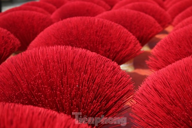 Le Minh Xuan incense-making village is one of the largest and oldest places of its kind throughout the southern region. Villagers are busy all year round as they make items to serve the country’s main festivals, such as Tet Nguyen Dan (Lunar New Year), Ram Thang Gieng (First Full Moon Festival), and Ram Thang Bay (Seventh Full Moon Festival).