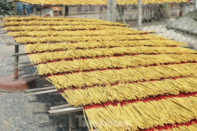 Coming to the village at this time of year allows visitors to see racks of red and yellow incense stretching along local roads, which is one of the special characteristic of this incense-making village.