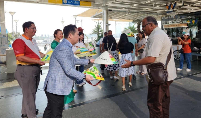 Deputy Director of the Ho Chi Minh City Department of Tourism Le Truong Hien Hoa presents Non La (Vietnamese conical hat) to Indian tourists