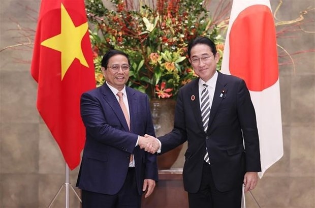 PM Pham Minh Chinh (L) and his Japanese counteprart Kishida Fumio (Photo: VNA)