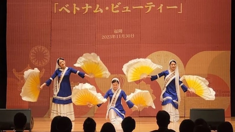 The highlight of the festival is an art performance titled “Hương sắc Việt Nam” (Beauty of Vietnam), which showcases many Vietnamese cultural art forms such as Hue folk songs, Cham dances, Vi-Giam folk songs, and a show of traditional Ao Dai.