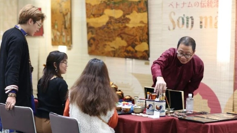 Visitors have the chance to try making lacquer engraving artworks.