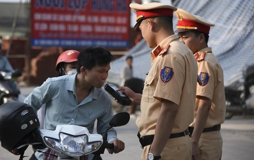 Dien Bien traffic police officers check the alcohol concentration of a motorist on National Road 279.