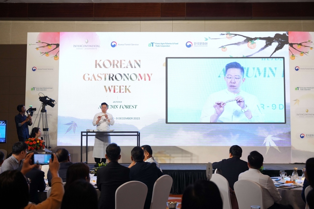 Two-star Michelin chef Lee Jun introduces Korean culinary culture to visitors