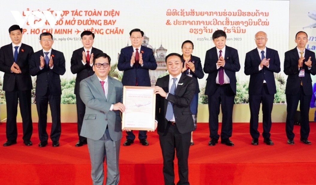  Dinh Viet Phuong, general director of Vietjet and Khamla Phommavanh - CEO of Lao Airlines jointly hand over the comprehensive cooperation agreement between the two airlines.
​