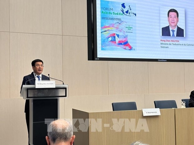 Minister of Industry and Trade Nguyen Hong Dien speaks at the forum.