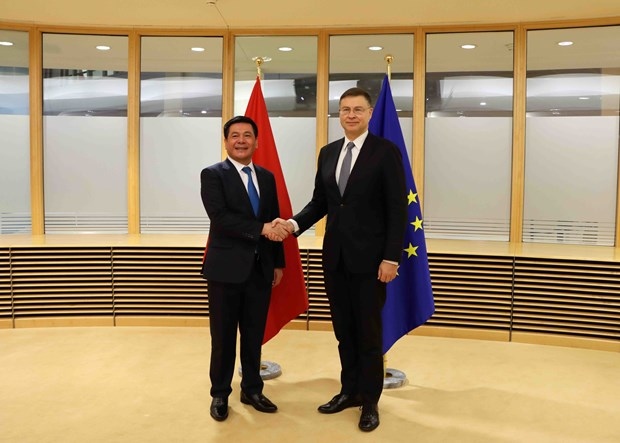 Minister of Industry and Trade Nguyen Hong Dien (L) and Executive Vice President of the European Commission (EC) and EU Commissioner for Trade Valdis Dombrovskis