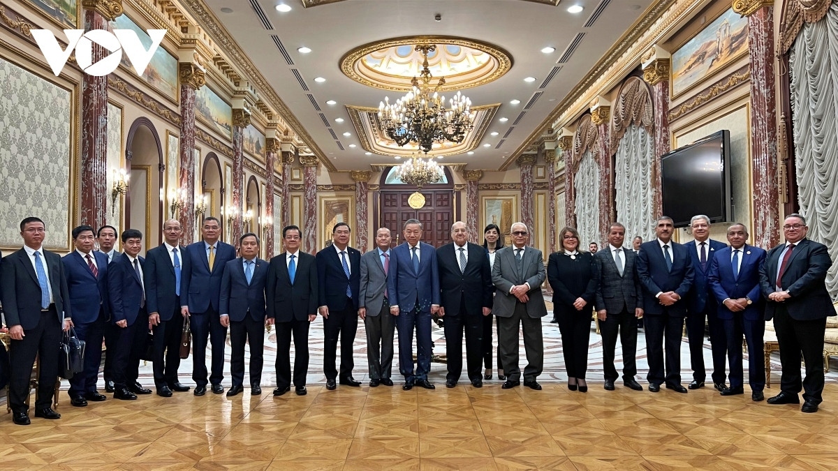 Vietnamese Politburo member and Public Security To Lam and Egyptian Senate President Abdel Wahab Abdel Razeq pose for a group photo with other officials of Vietnam and Egypt at the Senate headquarters