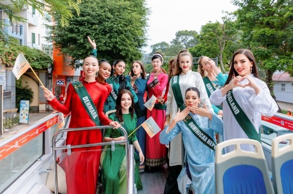 Luz Adriana López, Miss Earth Colombia, says she’s impressed by the friendliness and hospitality shown by Vietnamese people as local residents wave, say hello, and call their names throughout the journey. In addition, exploring the beauty of the southern city proves to an extremely valuable experience.