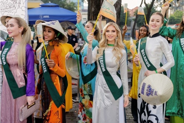 Present at the launching ceremony are 100 Tourism Week ambassadors, including Truong Ngoc Anh, head of the Miss Earth 2023’s organising committee, and Miss Earth Vietnam 2023 Do Lan Anh.