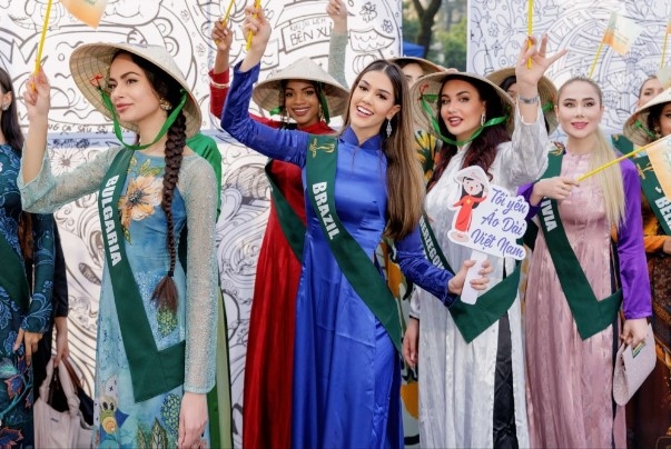Most notably, 90 Miss Earth 2023 finalists in Ao Dai (traditional long dress of Vietnam) perform on the stage, drawing plenty of attention from the audience.