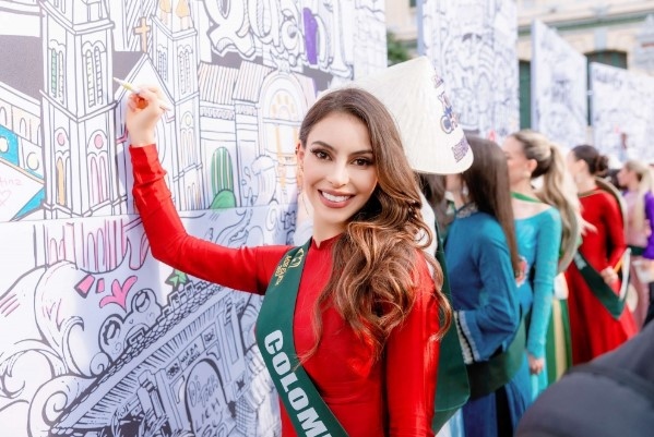 The ambassadors and foreign beauties paint the largest Doodle picture in Vietnam installed from 22 puzzle pieces representing major landmarks of Ho Chi Minh City.