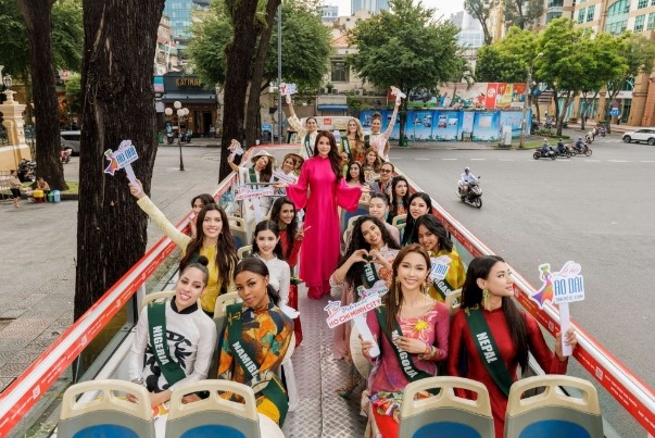 A total of 90 foreign beauties join a tour across the southern city on a double-decker bus in order to discover local sightseeing spots.