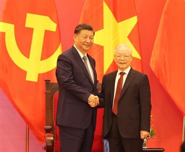 General Secretary of the Communist Party of Vietnam Central Committee Nguyen Phu Trong (R) and General Secretary of the Communist Party of China Central Committee and President of China Xi Jinping at the meeting with intellectuals and young people of the two countries in Hanoi on December 13. (Photo: VNA)