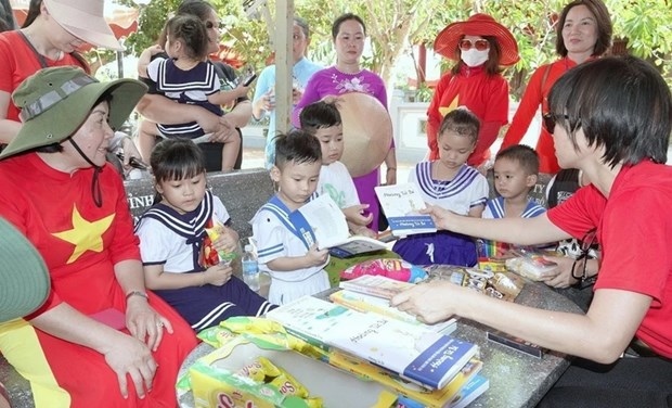 A delegation of overseas Vietnamese present books and gifts to children on Truong Sa Island.