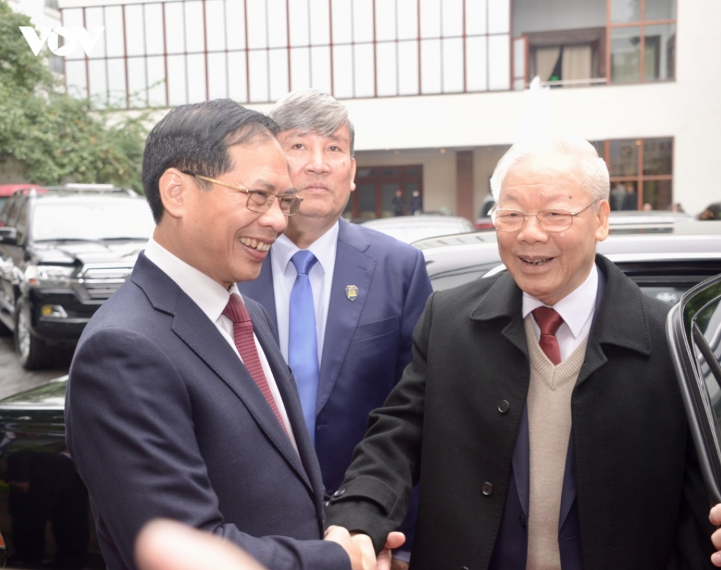 Foreign Minister Bui Thanh Son (L) and Party General Secretary Nguyen Phu Trong (R) participate in the 32nd diplomatic conference.