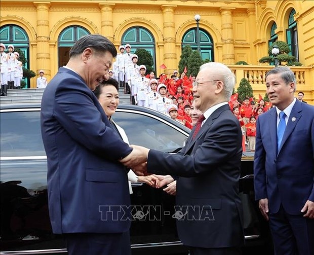 General Secretary of the Communist Party of Vietnam (CPV) Central Committee Nguyen Phu Trong (L) welcomes General Secretary of the Communist Party of China (CPC) Central Committee and President of the People’s Republic of China Xi Jinping and his spouse. (Photo: VNA)