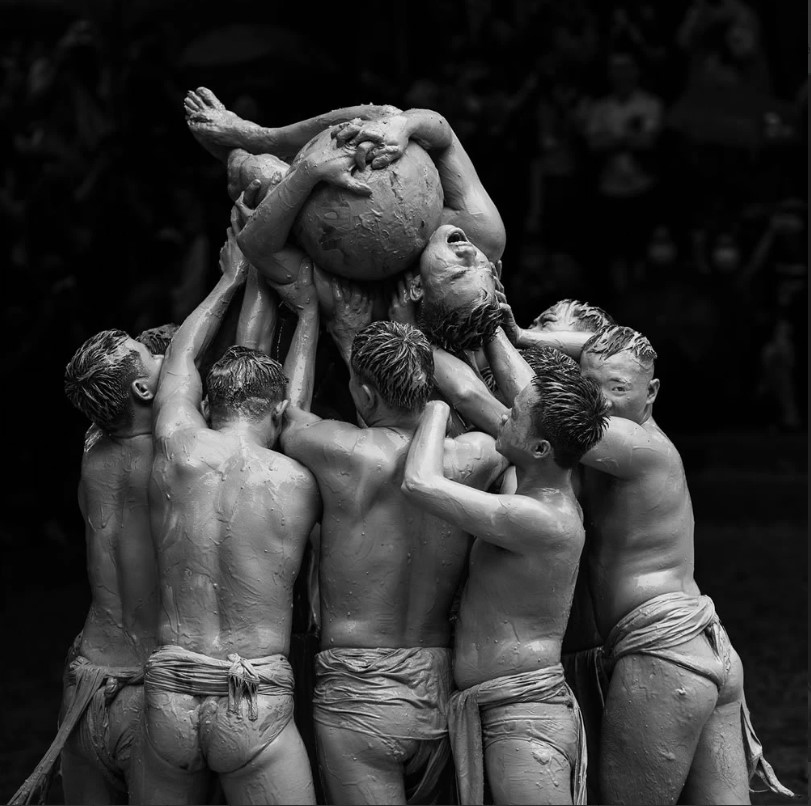 The work "The Rise of victory" is captured by Vietnamese photographer Tran Tuan Viet