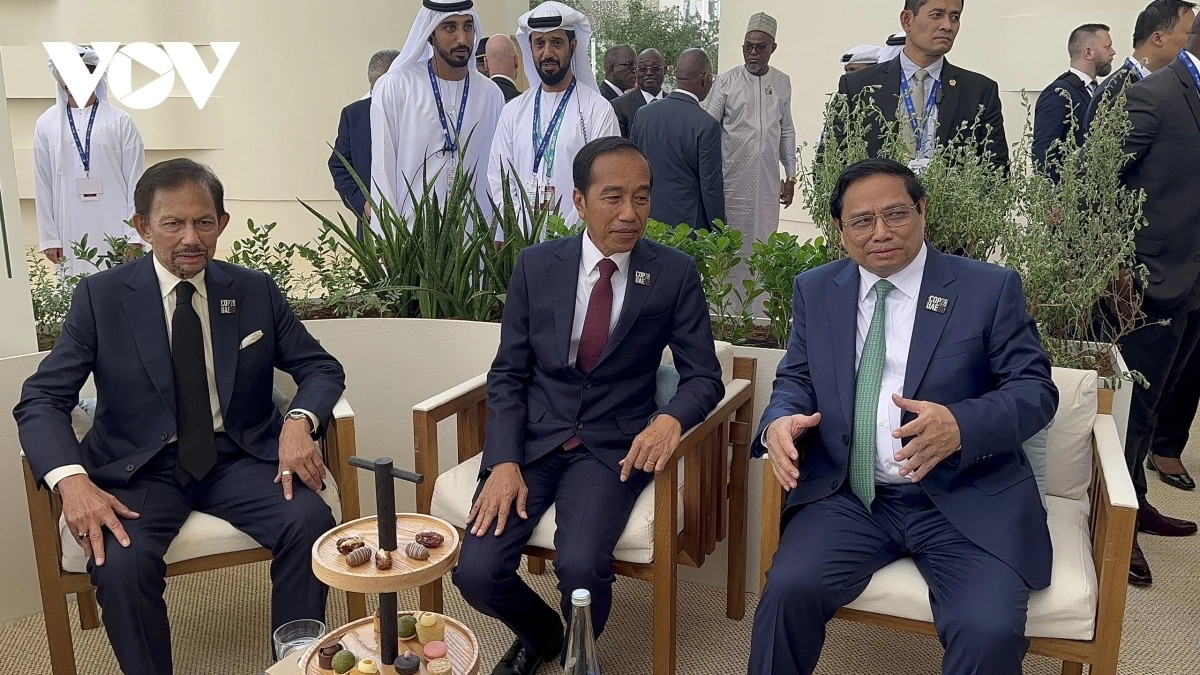 Vietnamese Prime Minister Pham Minh Chinh (R) and Indonesia President Joko Widodo (second from right) exchange views on the sidelines of the COP28 World Climate Change Action Summit in Dubai, UAE, on December 1