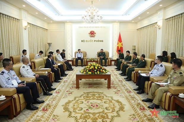 Senior Lieutenant General Huynh Chien Thang, Deputy Chief of the General Staff of the Vietnam People's Army, receives a delegation from Japan’s Ministry of Defense, Japan Self-Defense Forces (JSDF) and Sasakawa Peace Foundation in Hanoi. (Photo: qdnd.vn)