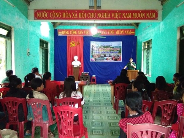 Ca Xeng Border Guard (Quang Binh) disseminates the Law on Prevention of Human Trafficking to Ruc women (Photo: Ministry of Labour, Invalids and Social Affairs)