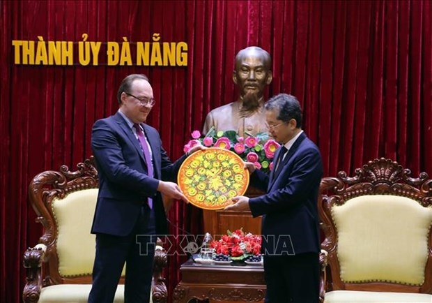 Russian Ambassador to Vietnam Bezdetko Gennady Stepanovich (L) presents a gift to Secretary of Da Nang's Party Committee Nguyen Van Quang.