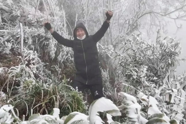 Some tourists flock to Sa Pa town in Lao Cai province to experience the cold and frost.