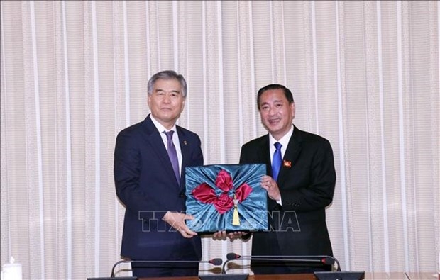 Vice Chairman of the Ho Chi Minh City People’s Council Pham Thanh Kien (R)  and Chairman of the Republic of Korea (RoK)’s Seoul Metropolitan Council Kim Hyeon-ki (Photo: VNA)