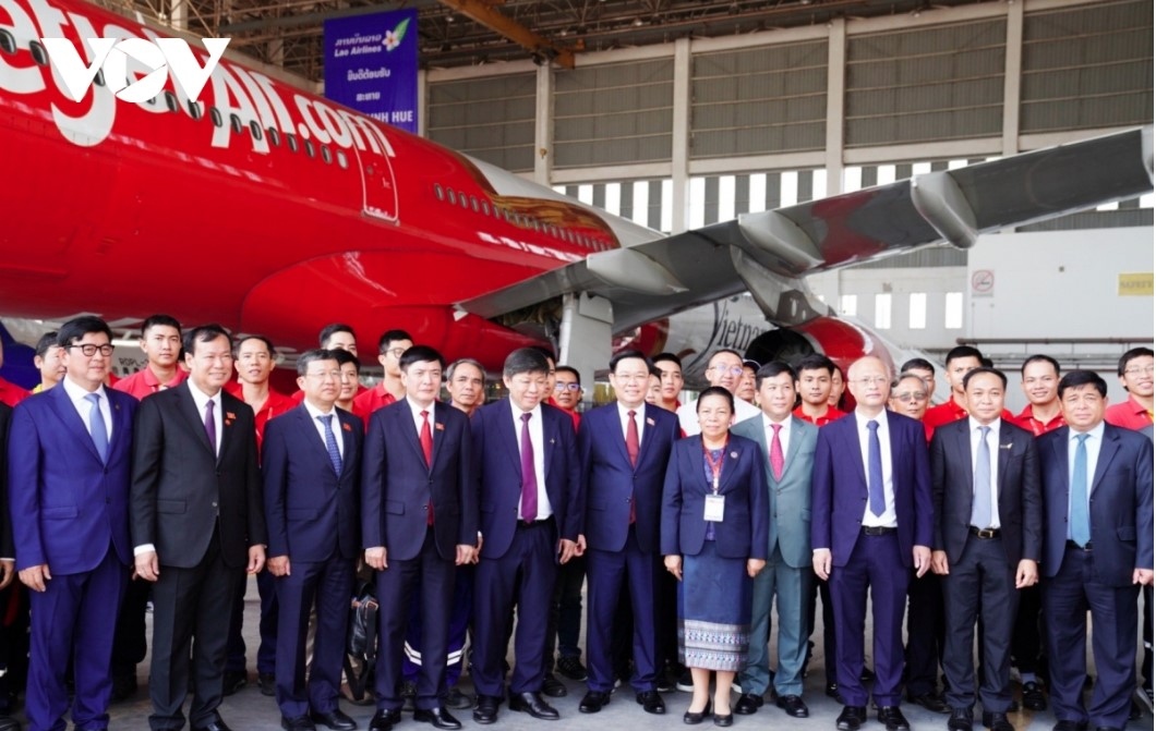 NA Chairman Vuong Dinh Hue and Vice NA Chairman of Laos Sounthone Xayachak visits a Vietjet hangar in Vientiane