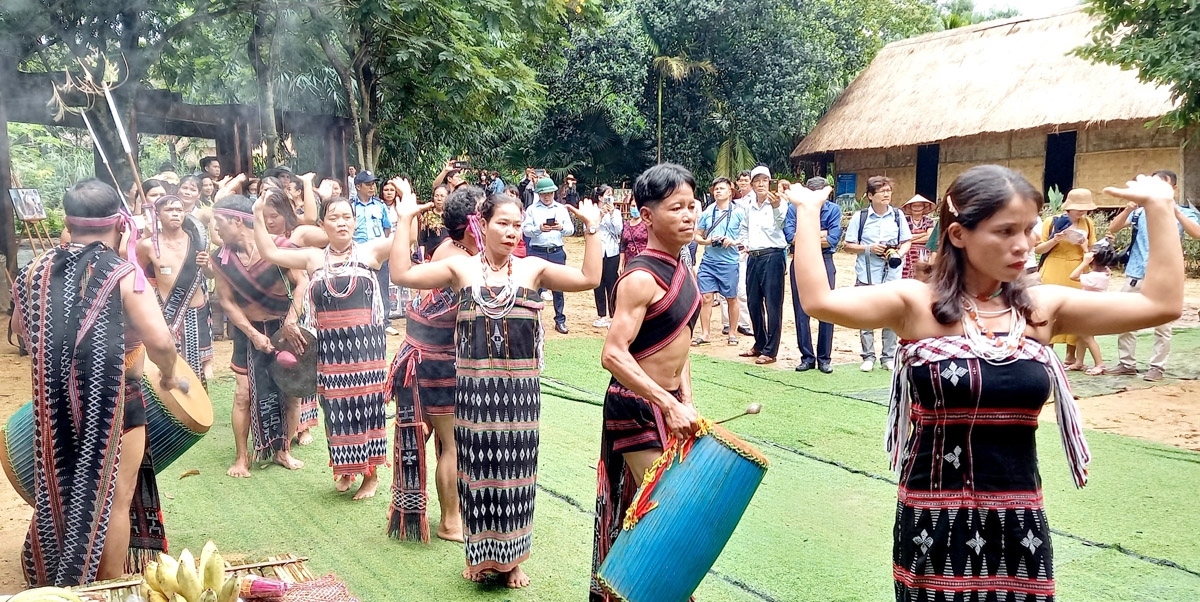 The Co Tu ethnic people dance Tung Tung da da, a folk dance, to welcome a new rice crop. (Photo: baodantoc.vn)