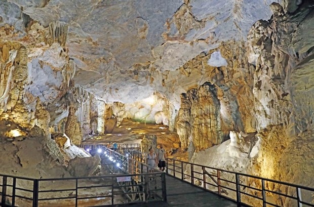 Visitors to Thien Duong (Paradise) Cave in Phong Nha - Ke Bang National Park
