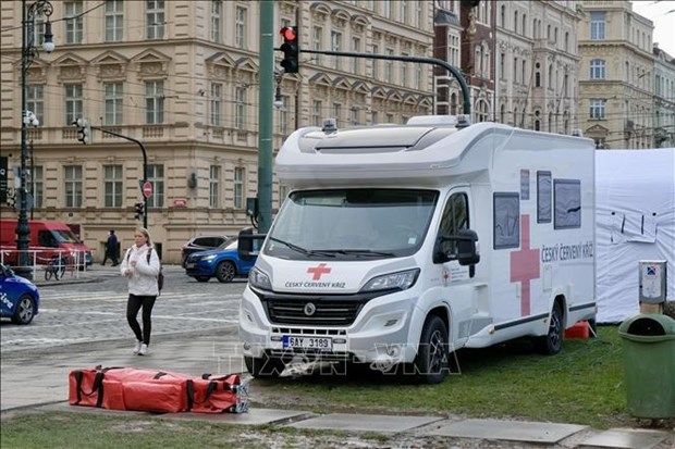 A vehicle of the Czech Red Cross is seen near the building of the Faculty of Arts, Charles University, in Prague, the Czech Republic, December 22. (Photo: Xinhua/VNA)
