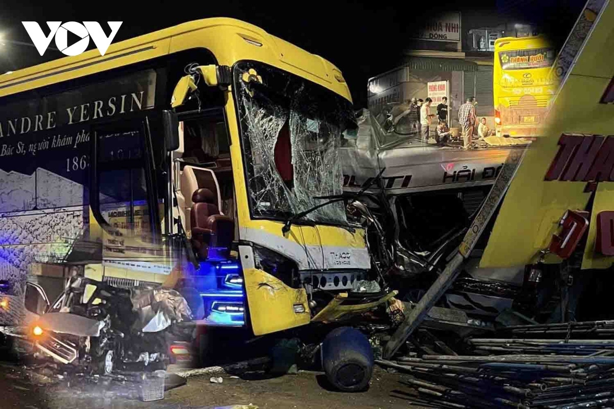 Five people are killed and many others are injured in a crash between a speeding sleeper bus and a 16-seat minibus in southern Dong Nai province early on the morning of September 30.