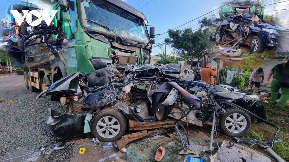 A fatal crash leaves a car sandwiched between two trucks in the Central Highland province of Gia Lai on the afternoon of August 12, leaving three members of Hoang Anh Gia Lai Football Club dead at the scene and the car driver badly injured. The deceased were identified as Brazilian forward Paollo Madeira Oliveira, assistant coach Duong Minh Ninh, and healthcare specialist Dao Trong Tri.
