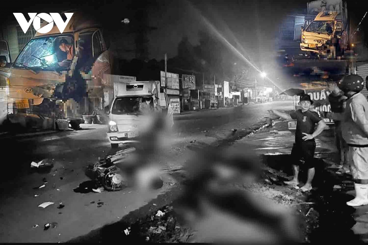 A motorcycle carrying four people smashes into a light truck moving in the opposite direction, leaving three of the four bike riders dead in Dong Nai province at 3 a.m. on November 2.