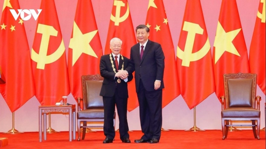 Party General Secretary and President of China Xi Jinping presents the Friendship Medal to Party General Secretary Nguyen Phu Trong in October 2022. 