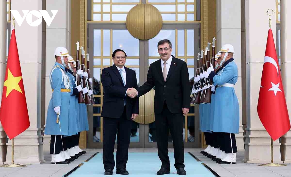 Turkish Vice President Cevdet Yilmaz (R) and Vietnamese Prime Minister Pham Minh Chinh shaking hands ahead of their talks in Ankara on November 29