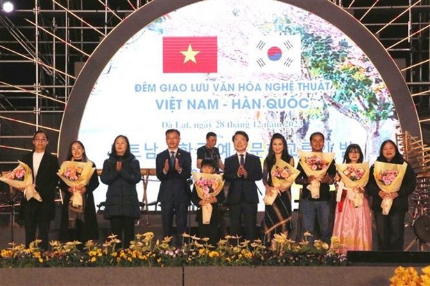 Representatives of Da Lat and Chungcheon cities hand over souvenirs to participants.