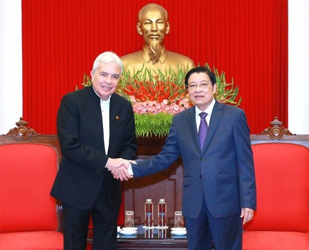 Chairman of the Party Central Committee’s Commission for Internal Affairs Phan Dinh Trac (R) welcomes Venezuelan Agriculture and Land Minister Wilmar Castro Soteldo. (Photo: VNA)