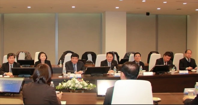 The delegation of the Ministry of Planning and Investment led by Minister Nguyen Chi Dung has a working session with Samsung Group.