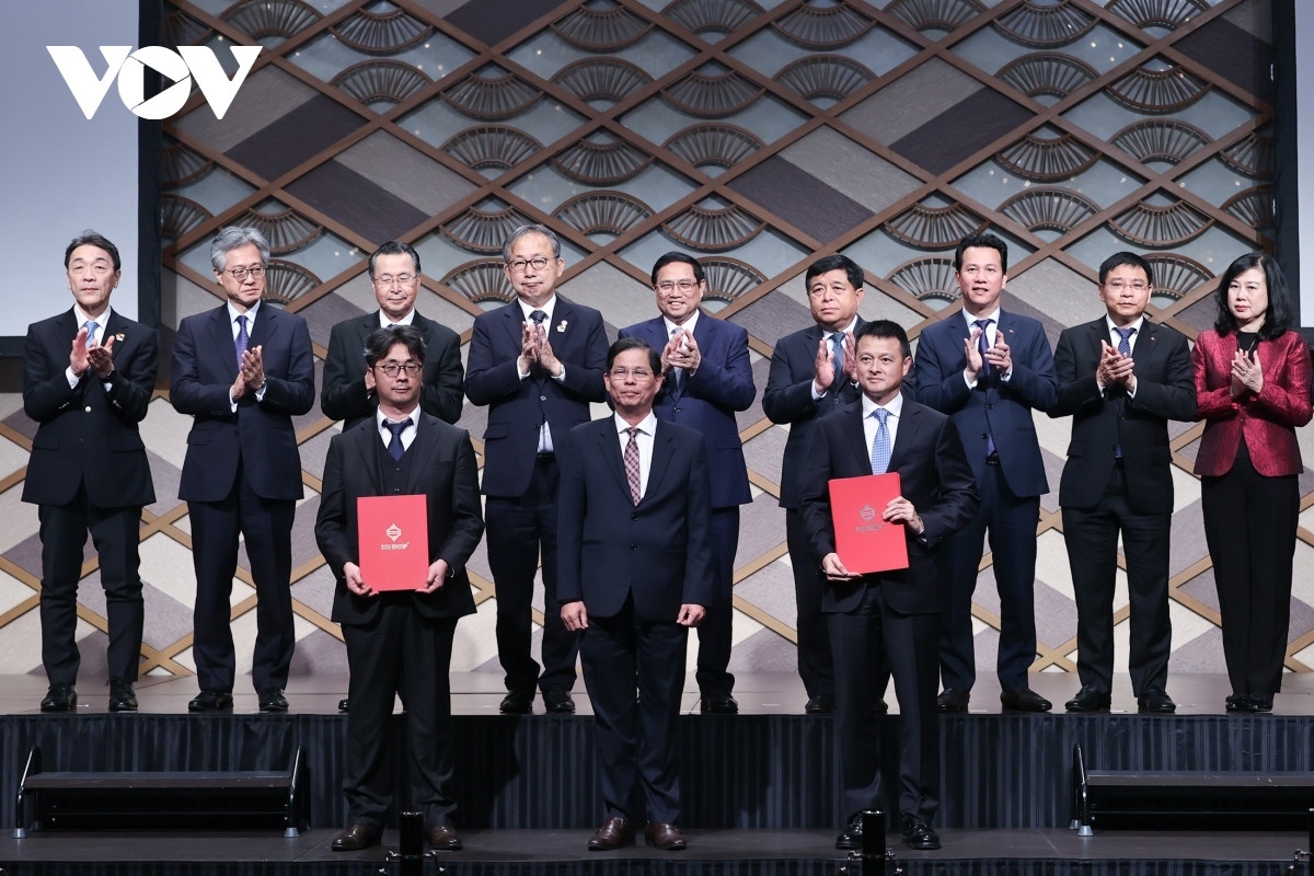 Nguyen Tan Tuan, chairman of the Khanh Hoa Provincial People’s Committee witnesses Sun Group awarding a construction cooperation agreement at Van Phong Economic Zone with Taisei Group, and investment cooperation agreement in medical and health care facilities with Well Group at Van Phong economic zone.